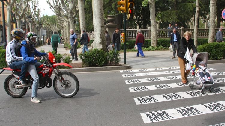 El pas de vianants de la plaça Clarà que ha incorporat un missatge per advertir als vianants © ACN