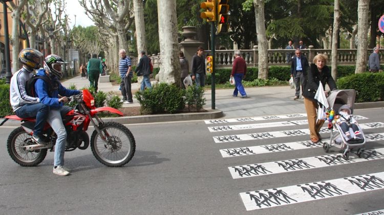 Una de les campanyes per evitar els atropellaments de vianants que s'han fet a Olot (arxiu) © ACN