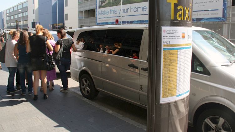 Un taxista recollint passatgers a l'aeroport Costa Brava de Vilobí d'Onyar © ACN