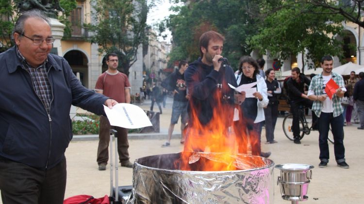Un instant durant la cremada simbòlica que s'ha realitzat a Girona © ACN