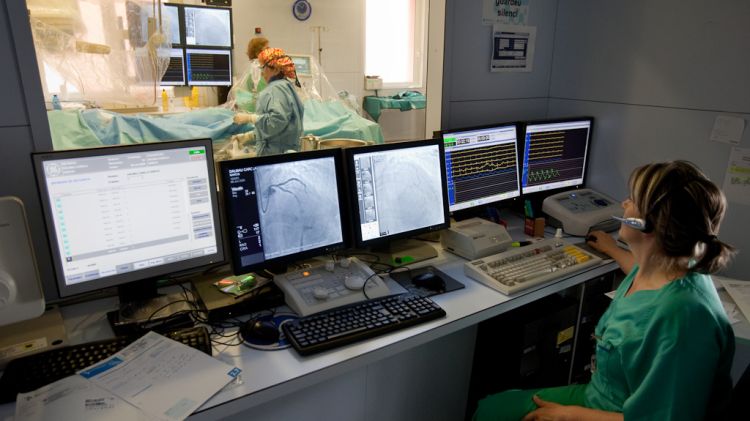 Un pacient rep tractament al servei d'hemodinàmica de l'hospital Josep Trueta de Girona © Quim Roser