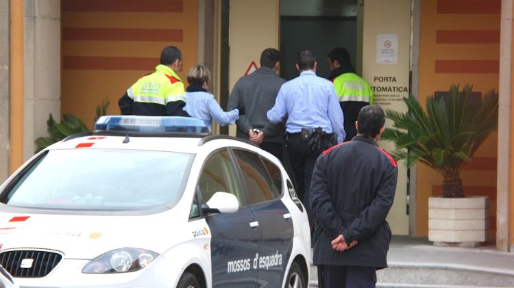 Els Mossos d'Esquadra traslladant un detingut a la presó de Girona © ACN