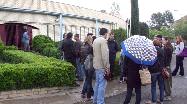 Diversos treballadors del centre de menors abans de l'assemblea © ACN