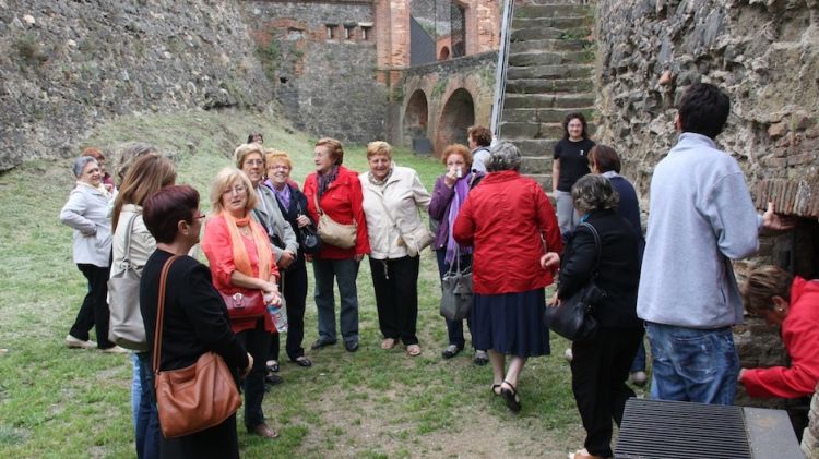 Turistes visitant el castell d'Hostalric © ACN