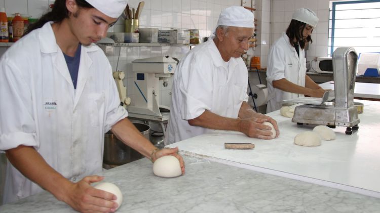 Imatge d'arxiu de l'escola de flequers d'Olot durant una classe © ACN