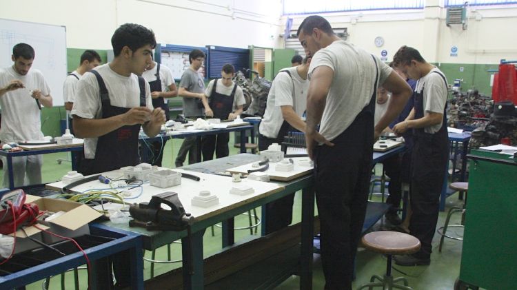 Estudiants de l'institut Narcís Monturiol de Figueres en un curs de formació © ACN