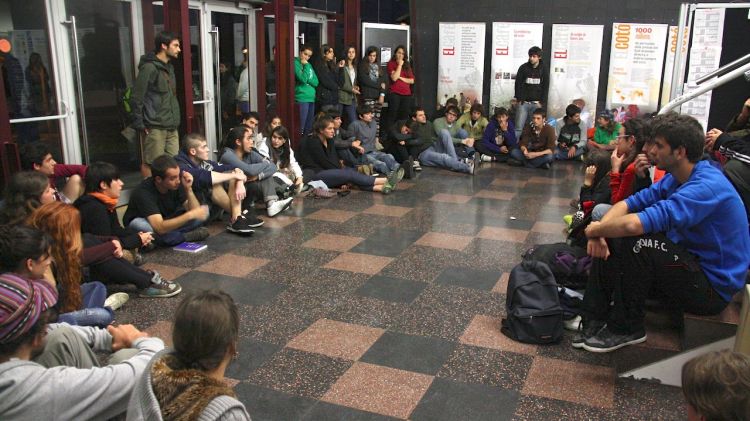 Estudiants de la facultat de Ciències, aquest vespre celebrant una assemblea abans de quedar-se a dormir dins la facultat © ACN