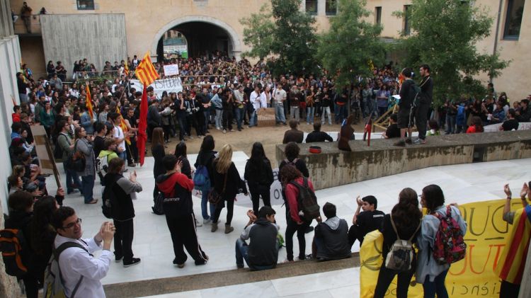 Uns 400 estudiants s'han concentrat al pati de l'edifici del Rectorat de la UdG © ACN