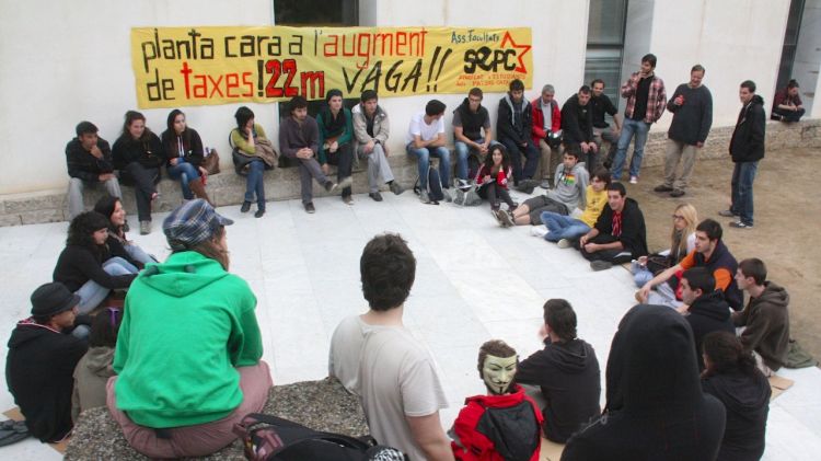 Els estudiants, celebrat una assemblea per decidir què fan més enllà de dormir a l'edifici del rectorat © ACN