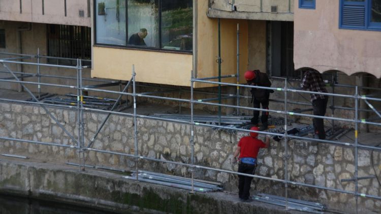 Un operari, el novembre passat, situant la bastida per les obres © ACN