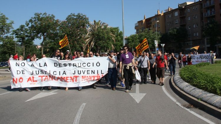 Els manifestants han tallat la circul·lació de la plaça dels Països Catalans de Girona © aCN
