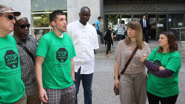 Una quinzena d'activistes de la PAH han acompanyat un dels afectats fins a dins dels Jutjats de Girona © ACN