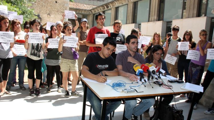 Aquest migdia els estudiants han convocat un acte per contestar al comunicat del rectorat © ACN