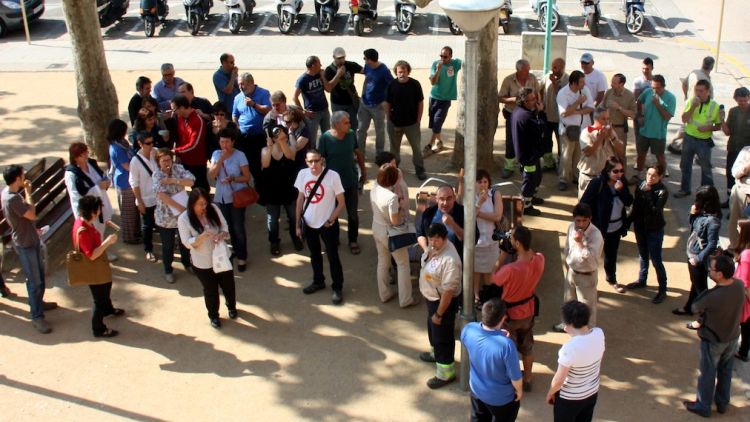 Una seixantena de treballadors de l'Ajuntament de Salt durant la xiulada © ACN