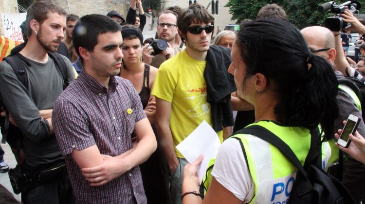 Els dos negociadors dels Mossos d'Esquadra dialogant amb els portaveus dels estudiants © ACN