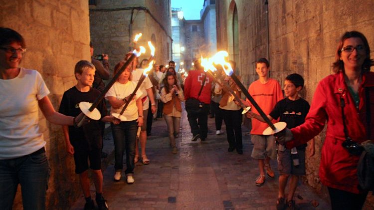 Un instant durant la baixada de torxes a Girona © ACN