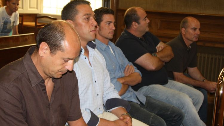 Els cinc acusats d'haver apallissat i torturat un estafador © ACN