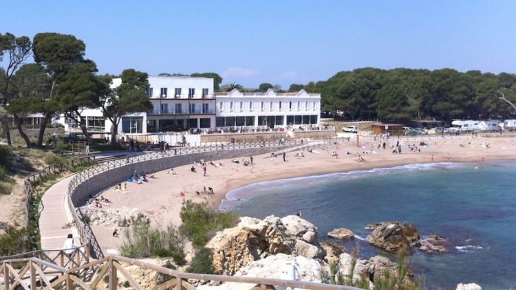Exterior de l'Hostal Empúries (arxiu). Marc Estarriola