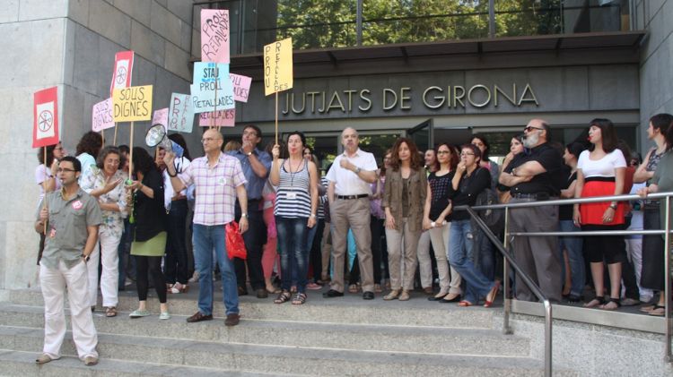 Una seixantena de treballadors de les oficines dels Jutjats de Girona han protagonitzat una xiulada © ACN