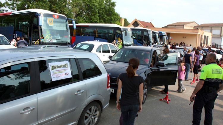 Els pares han bloquejat la sortida dels autocars com a mostra de protesta © ACN