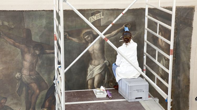 La tela 'La Crucifixió' sotmetent-se al procès de restauració © ACN