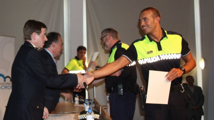 Agents de la Policia Local, dels Mossos d'Esquadra i del CNP han rebut reconeixements per la feina feta © ACN