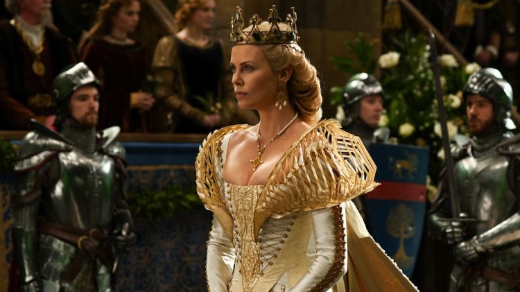 Charlize Theron en una escena de la pel·lícula 'Blancaneu i la llegenda del caçador' © ACN