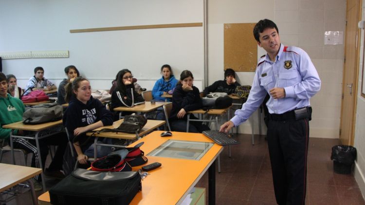 Agents durant la xerrada feta als alumnes de 4t d'ESO de l'IES Pla de Estany © ACN