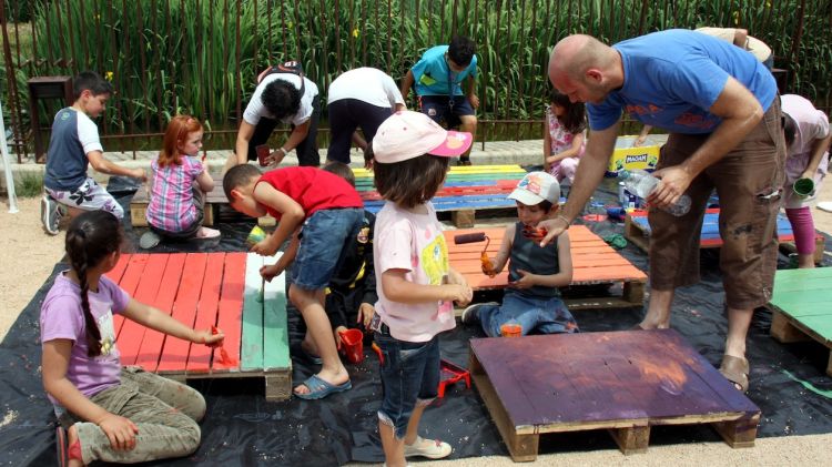 El dia ha començat amb un taller de pintura per als més petits © ACN