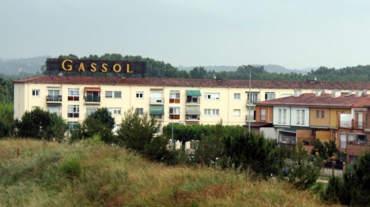 Vista dels pisos i una torre de la fàbrica de la Gassol, a Salt © ACN