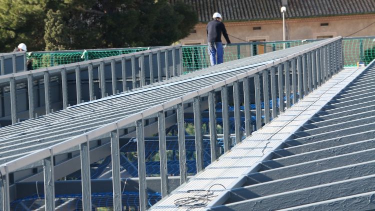 Un operari treballant en la instal·lació de la coberta fotovoltaica © ACN