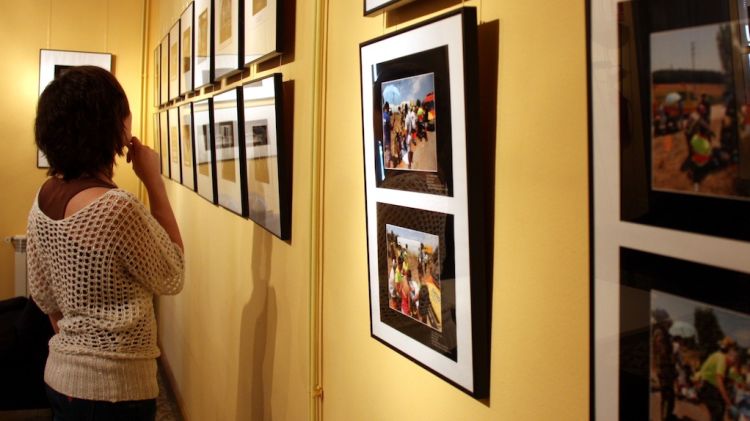 L'exposició 'Nou mirades a dotze mesos' es pot veure al Col·legi de Periodistes de Girona © ACN