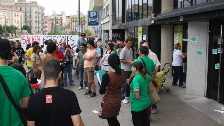 Un moment de les accions davant l'oficina de Caja Madrid de la plaça Constitució © ACN