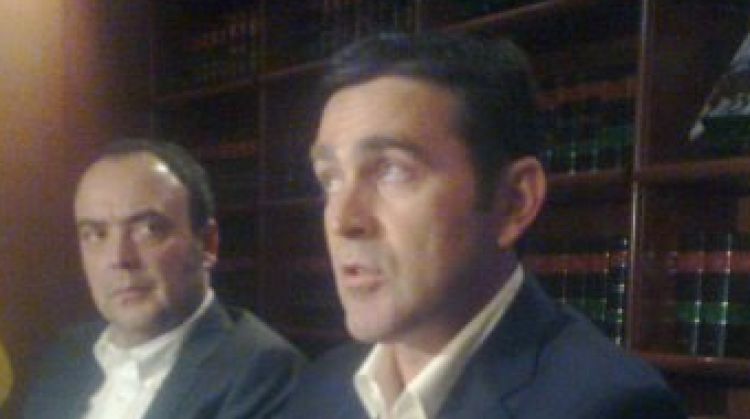 Josep Delgado (centre) acompanyat pels seus advocats  © AG