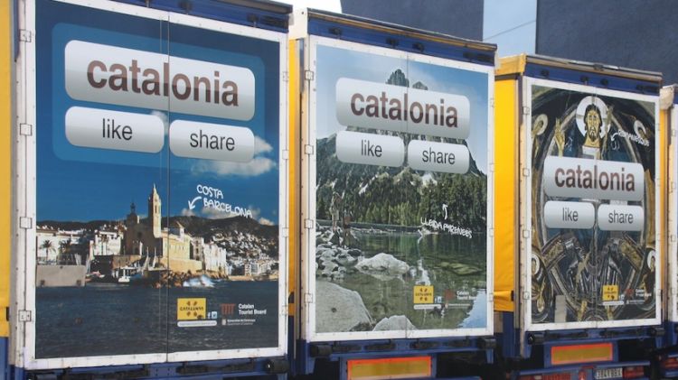 Els transportistes poden escollir entre diverses imatges turístiques la que prefereixin posar al seu vehicle © ACN