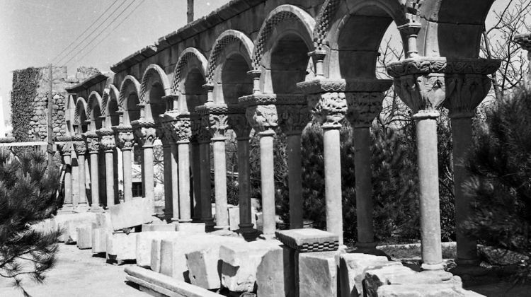 Imatge datada del 1959 del procés de muntatge del claustre a Palamós © ACN