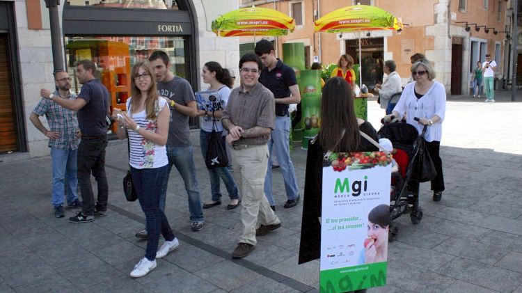 Mercagirona ha repartit kiwis a la Rambla de Girona © AG