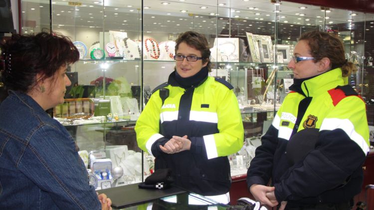 Agents del cos patrullen a peu per parlar amb els comerciants, durant la campanya de Nadal © ACN