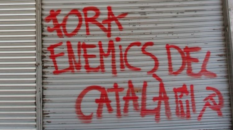 Els brètols han guixat i llançat boles de pintura a la nova seu de C's a Girona © ACN