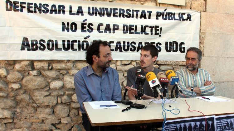 Benet Salellas, un estudiant membre de la Plataforma UdG i el professor Xavier Besalú © ACN