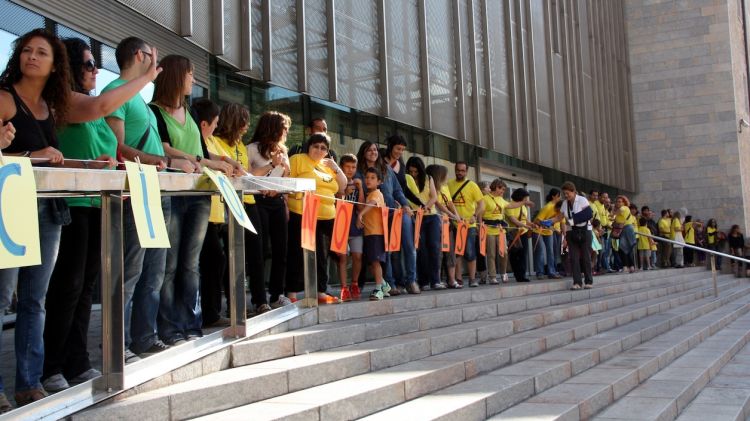 Cadena humana davant la seu del Govern a Girona contra les retallades en educació © ACN