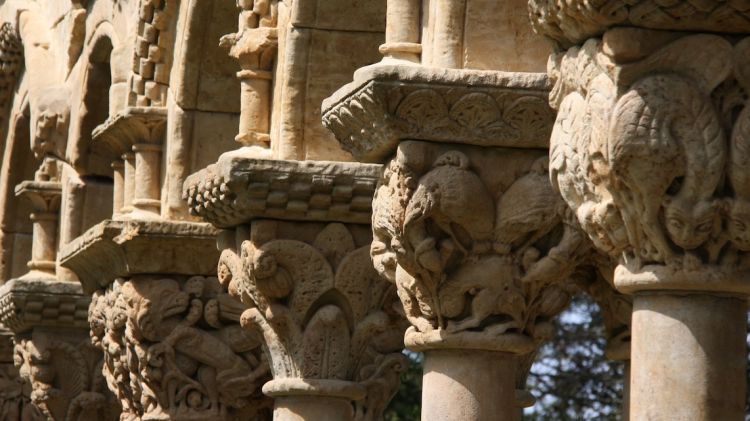 Alguns dels capitells del claustre d'estil romànic de Palamós