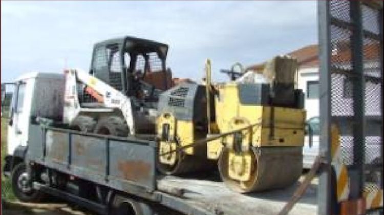 Màquines excavadores utilitzades per l'asfaltat de la finca, requisades pels Mossos d'Esquadra © ACN