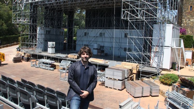 El director del Festival de Cap Roig, Juli Guiu, davant de l'escenari © ACN