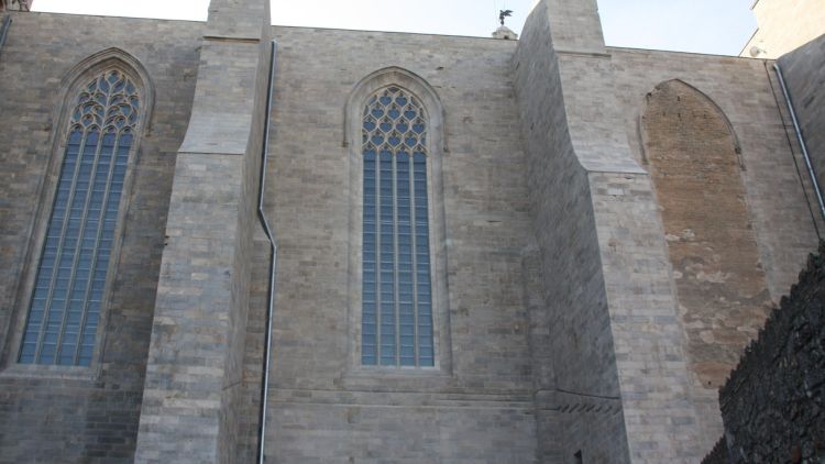 La façana nord de la Catedral de Girona amb el vitrall cec © ACN