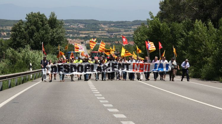 Un instant durant la protesta que ha tallat la circulació de l'N-II entre Bàscara i Orriols © ACN