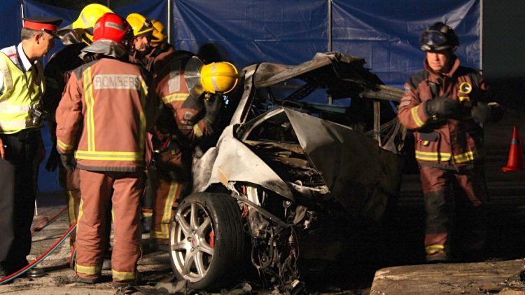 Els Bombers treballant amb el vehicle sinistrat a Vilobí d'Onyar © ACN