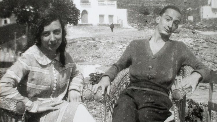 Salvador Dalí amb la seva germana a Cadaqués en els anys 50 (arxiu)