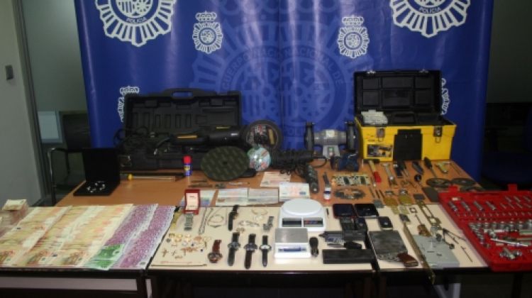 Els agents van intervenir nombrosos objectes robats per la banda © ACN