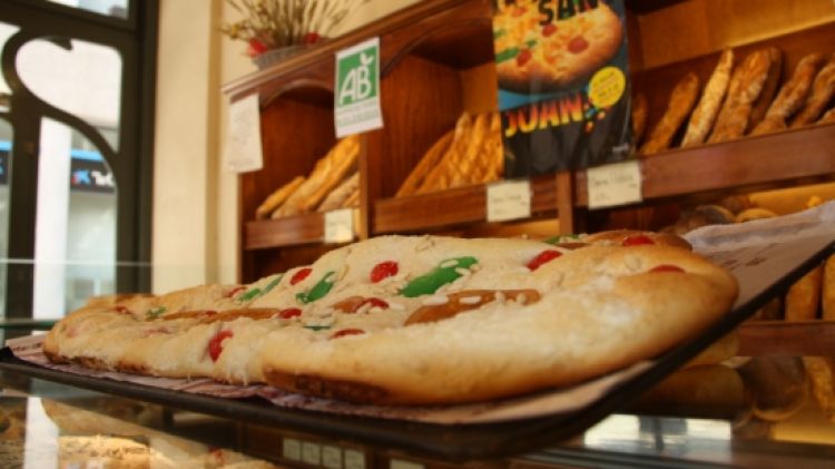 Una coca de Sant Joan exposada en una fleca gironina © ACN